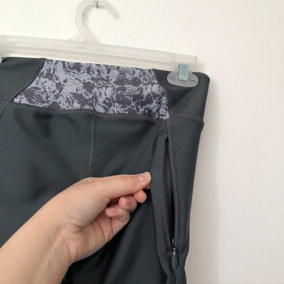 UNDER ARMOUR Mileage Printed Capri Gray Geometric Active Workout Leggings Small - Picture 9 of 12